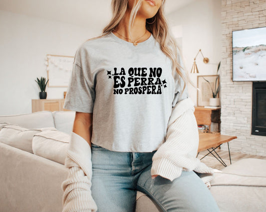 La Que No Es Perra No Prospera Flowy Crop Tee