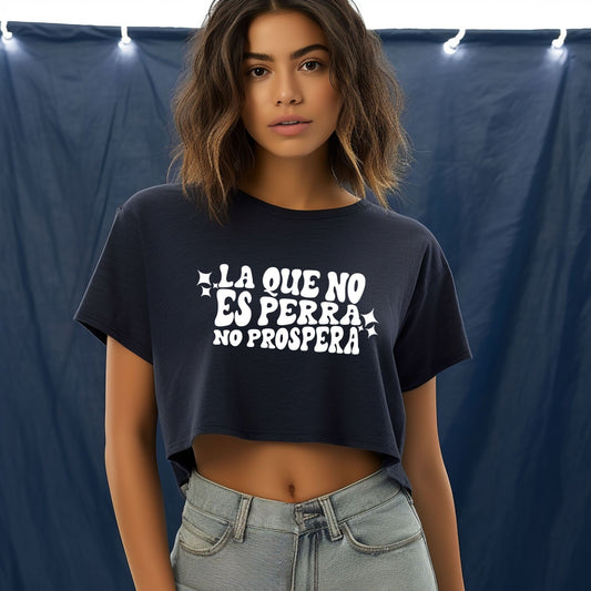 La Que No Es Perra No Prospera Flowy Crop Tee
